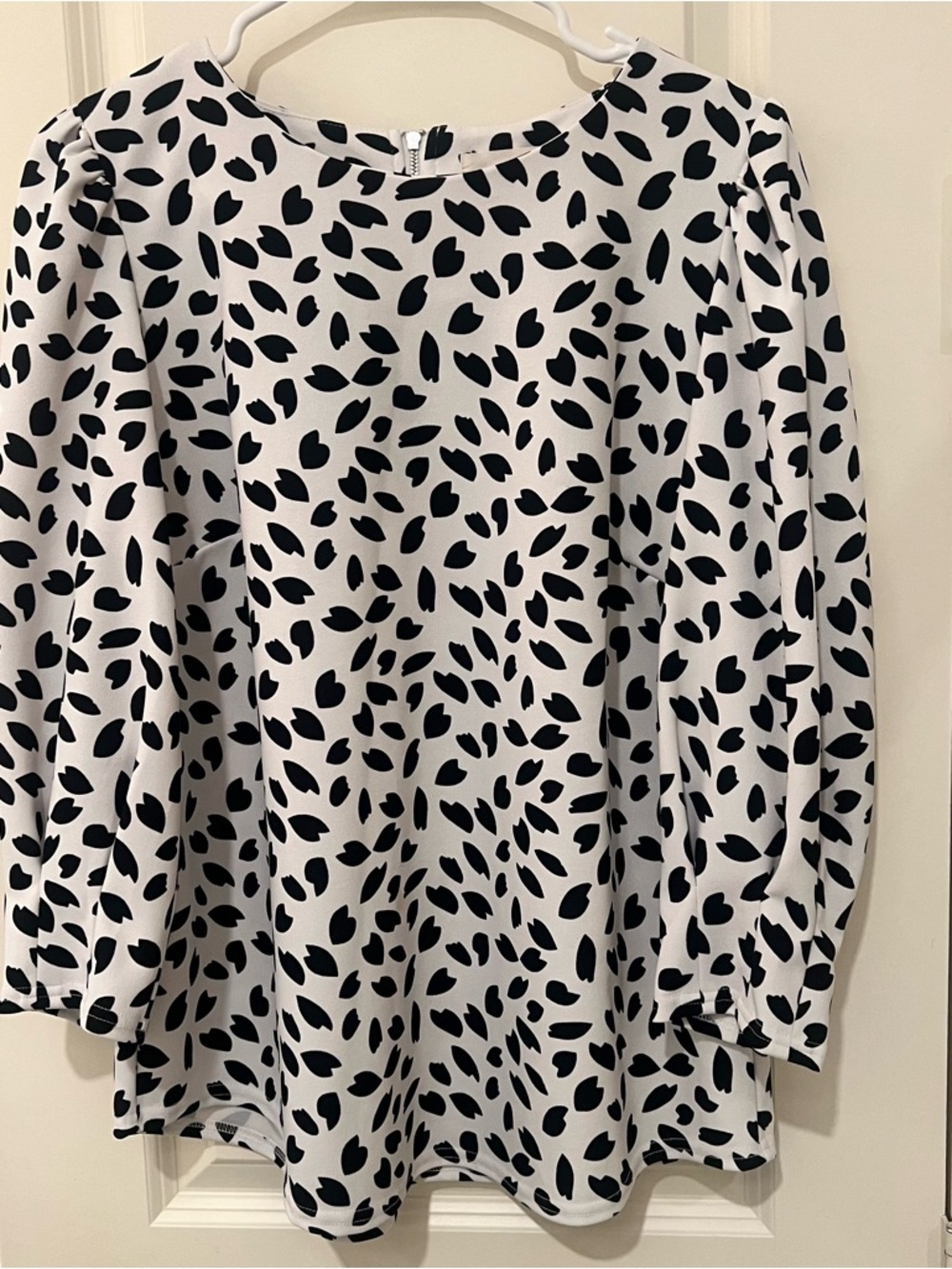 MELLODAY White Blouse with Black Leaf Print
